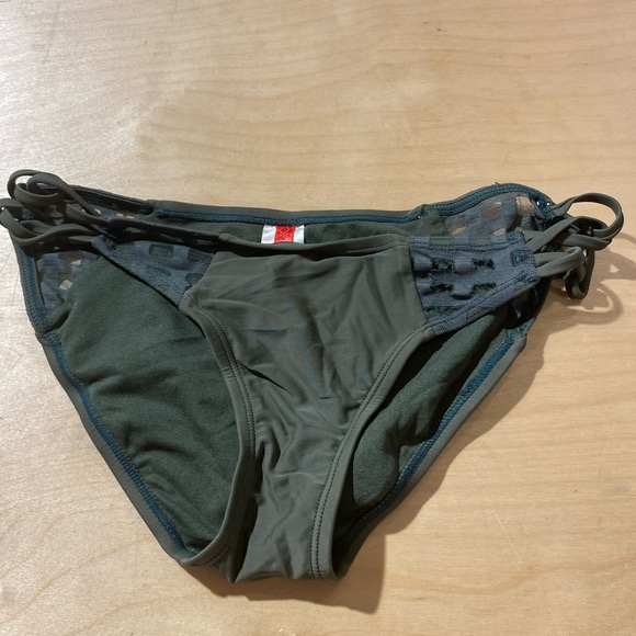Gossip Women's Green Bikini Bottom Size Medium (BP) - Picture 5 of 11